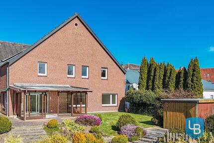 Großzügiges Wohnen mit Wintergarten, Kaminen und idyllischem Gartenparadies - Plön