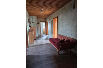 3-Zimmer-DG-Wohnung mit Balkon, Garten, Garage & Stellplatz - Hunderdorf