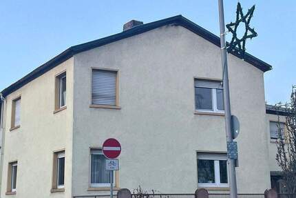 Zweifamilienhaus zur Kernsanierung mit Ausbaureserve in Hattersheim - Hattersheim am Main