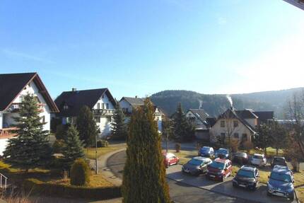 „Sonne, Ruhe, Zuhause – Dachgeschosswohnung mit Urlaubsgefühl“ – Wohnen mit Balkon, Garten und Garage“ - Gornsdorf
