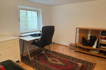 An Studenten: Möbliertes Zimmer im Souterrain mit Küche und Bad - Frankfurt am Main Nord-West