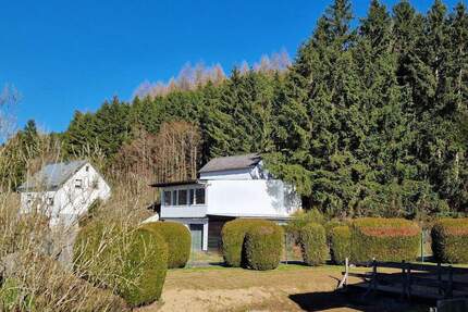 sanierungsbedürftiges freistehendes Einfamilienhaus mit Nebengebäude in bester Lage von Dahlem