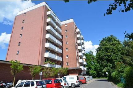 Blick über die Stadt: moderne Endetage mit riesiger Design-Wohnküche, Balkon, Vollbad und viel Platz - Ammersbek