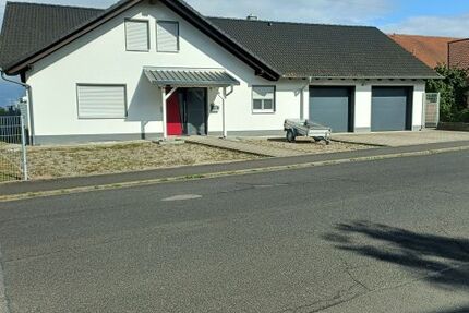 Großzügiges Einfamilienhaus mit EinliegenwohnungBüro 2 Garagen und 3 Stellplätzen in 97502 Euerbach zwischen Schweinfurt und Würzburg (ID 10633)