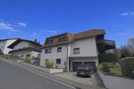Zweifamilienhaus in sonniger Hanglage mit herrlichem Weitblick - Rockenberg