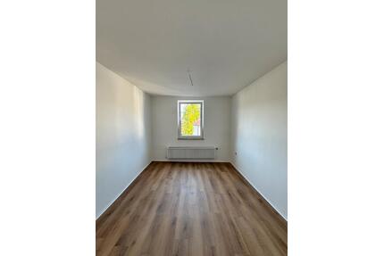 Kernsanierte + modernisierte 3-Zimmer-Wohnung (Erstbezug) - Wissen