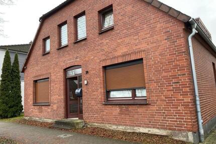 3 Familienhaus mit 2 Garagen - 460.000,00&nbsp;EUR Kaufpreis, ca.&nbsp; 180,00&nbsp;m&sup2; in Soltau (PLZ: 29614)