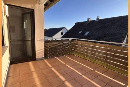 Ankommen und Wohlfühlen - Lichtdurchflutete 4 Zimmer 111 qm Wohnung mit Terrassenbalkon in Pyrbaum