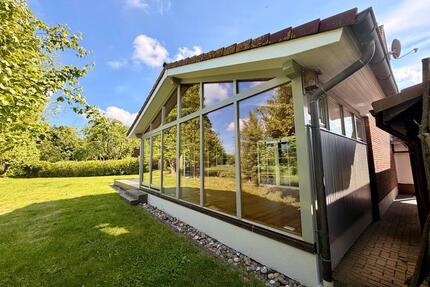 Modern. EFH mit Garten, Wärmepumpe, PV-Anlage & Wintergarten - Gelting