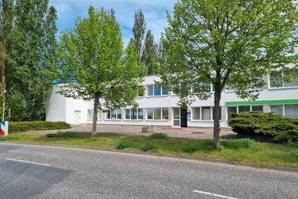 Büro Halle Lagerflächen Stellplätze für Wohnwagen Boote Pkw - Neubrandenburg