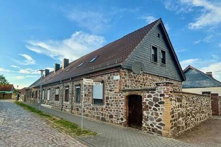 Gepflegtes Reihenmittelhaus mit Garage und Innenhof in zentraler Lage von Löberitz - Zörbig OT Löberitz