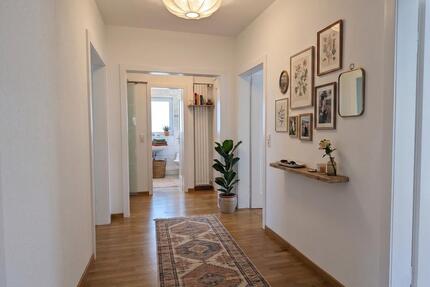 Großzügige 4-Zimmer-Erdgeschosswohnung mit zwei Balkonen, zwei Bädern und Altbauflair - Stuttgart Bad Cannstatt