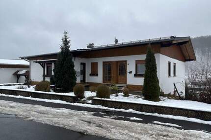 Bad Endbach: Einfamilienhaus mit Einliegerwohnung in ruhiger Lage!