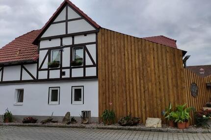 Charmantes Fachwerk-Eckanwesen mit Nebengebäude und Garten - Kranichfeld