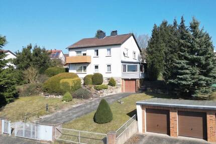 Zweifamilienhaus mit spektakulärer Aussicht und großem Grundstück in Kasseler Höhenlage!