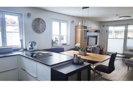 Exklusive neuwertige 4-Zimmer-Wohnung (KfW 55) in Feucht mit Garten