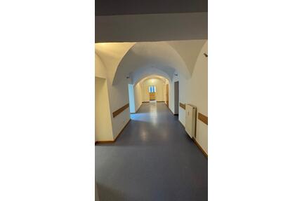 Büroflächen - 1.700,00&nbsp;EUR Kaltmiete, ca.&nbsp; 8,90&nbsp;m&sup2; in Deggendorf (PLZ: 94469)