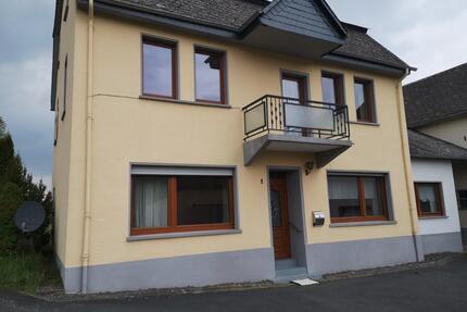 Charmantes freistehendes Bruchsteinhaus mit Hofanlage und Wiesen - Kelberg