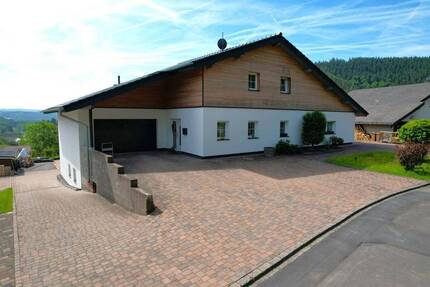 Wunderschön gelegenes, geräumiges Landhaus mit Terrasse, Balkon, Einliegerwohnung, Garage und einmaligem Ausblick in Gerolstein-Müllenborn