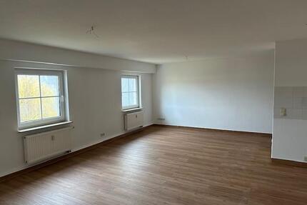 Renovierte 2-Zimmerwohnung mit großzügigem Wohnbereich in idyllischer Lage! - Gornsdorf