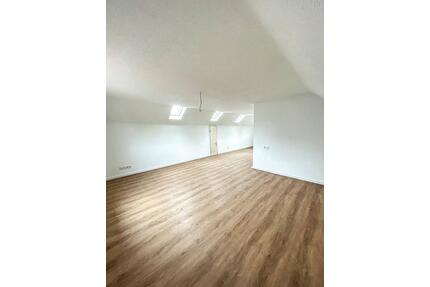 Lichtdurchflutete Dachgeschosswohnung frisch saniert. 50qm - Niederwerrn