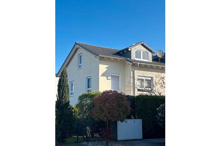 Helle Doppelhaushälfte mit Südgarten in Rödermark-Waldacker