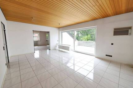 ==Dachgeschosswohnung mit großzügiger Loggia nahe der Lagenser Innenstadt==