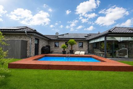 Exklusiver Winkelbungalow mit geh. Ausstattung, Pool & PV-Anlage - Harrislee
