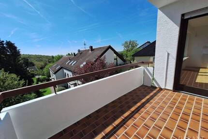 Schöne 3 Zi.-Whg. mit Südbalkon und TG-Stellplatz in Stuttgart-Riedenberg