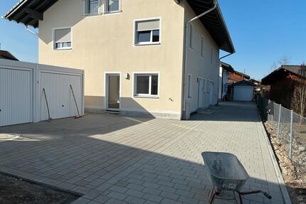 Doppelhaushälfte- Erstbezug - 2.000,00&nbsp;EUR Kaltmiete, ca.&nbsp; 138,00&nbsp;m&sup2; in Riedering (PLZ: 83083)