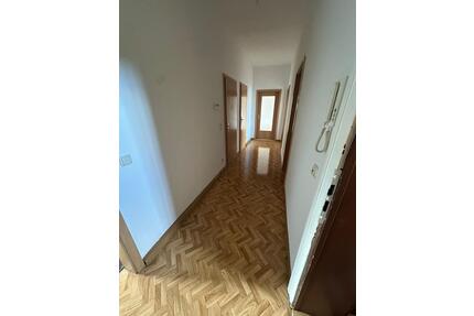 4-Zimmer-Wohnung mit Balkon im Hochparterre – Delitzscher Straße 7g, 04105 Leipzig