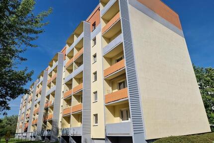 Sommeraktion: 1 Monate grundmietfrei! Große neu sanierte 3-Raum-Wohnung Am Sportpark 14 mit Balkon. - Glauchau