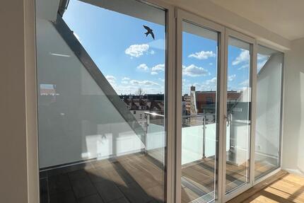 TOP Dachgeschosswohnung mitten über den Dächern Berlins.