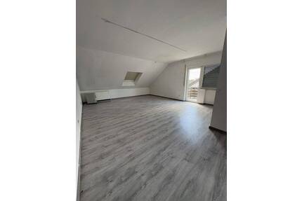 Bezugsfreie 4-Zimmer-Dachgeschosswohnung mit Balkon - provisionsfrei - Bruchköbel