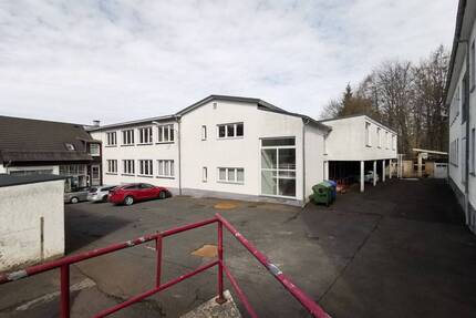 Gewerbekomplex mit Verwaltungs- und Werkstattgebäude. - Zella-Mehlis