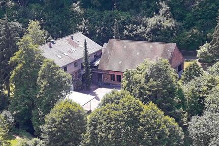 Gebäude mit industriellem Scharm und parkähnlichem Grundstück - Herrstein