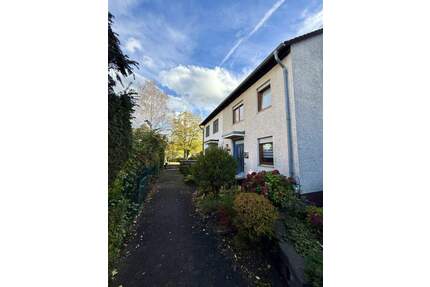 Raumwunder – Reihenmittelhaus mit Carport und Stellplatz in Stegaurach-Debring zu verkaufen