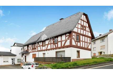 Denkmalgeschütztes MFH mit 4 Einheiten, Garten und Stellplätzen in Waldsolms-Kröffelbach