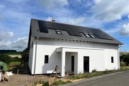 Modernes Zweifamilienhaus mit 40-Plus-Standard in Kirchweiler - Pelm