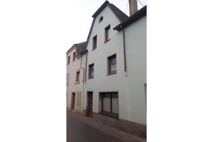 VERKAUFT ---- Reihenhaus - geräumig- mit Keller und Freisitz - Neumagen-Dhron