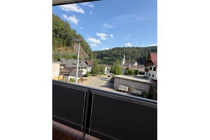Renovierte 4-Zi.-Wohnung (104 m²) mit Balkon, EBK + Garage - Lauterbach