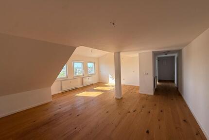 Wunderschöne 2,5 - Zimmer Dachgeschosswohnung mit Echtholzparkett - Hanau