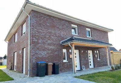 Moderne Doppelhaushälfte (2021) mit Garten, Terrasse und solider - Kellinghusen