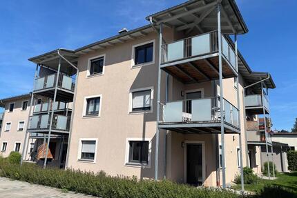 Zentrumsnahe 3-Zimmer-Wohnung - mit großer Einbauküche, Tiefgaragenstellplatz, Außenstellplatz und großem Balkon - Eggenfelden