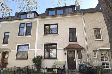 PURNHAGEN-IMMOBILIEN - Modernisierungsbedürftige 2-Zimmer-Wohnung mit Balkon in zentraler Lage von Gröpelingen - Bremen / Gröpelingen Lindenhof