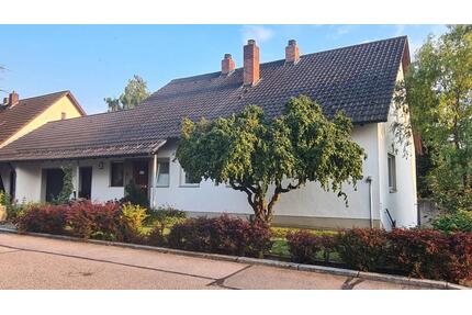 Großzügiges Familienhaus mit Einliegerwohnung, 1.140m² Grundstück - Burglengenfeld
