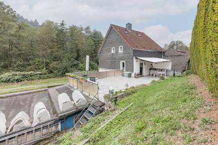 Vermietung und Selbstnutzung: Mehrfamilienhaus mit 7 Einheiten, Kfz-Stellplätzen und Garagen - Wuppertal Beyenburg