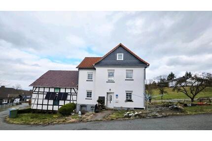 Einfamilienhaus mit großen Grundstück und angrenzender Scheune. - Hallenberg
