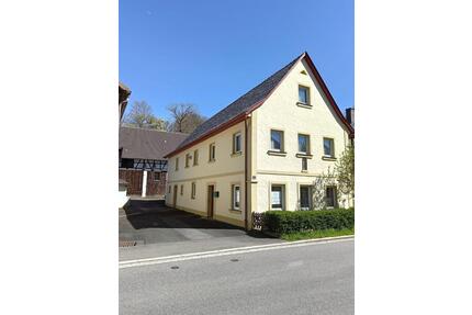 Ländliches Wohnhaus mit Maschinenhalle und Garten auf 4.700 qm - Lichtenfels