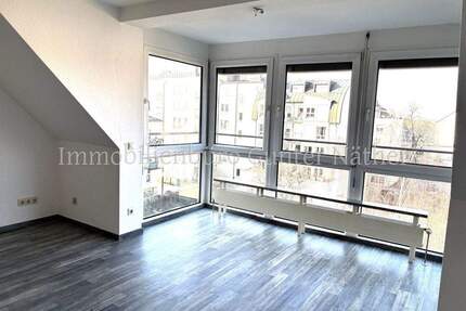 Feine Zwei-Zimmer Wohnung mit herrlichem Balkonblick und TG -Stellplatz! - Leipzig / Paunsdorf